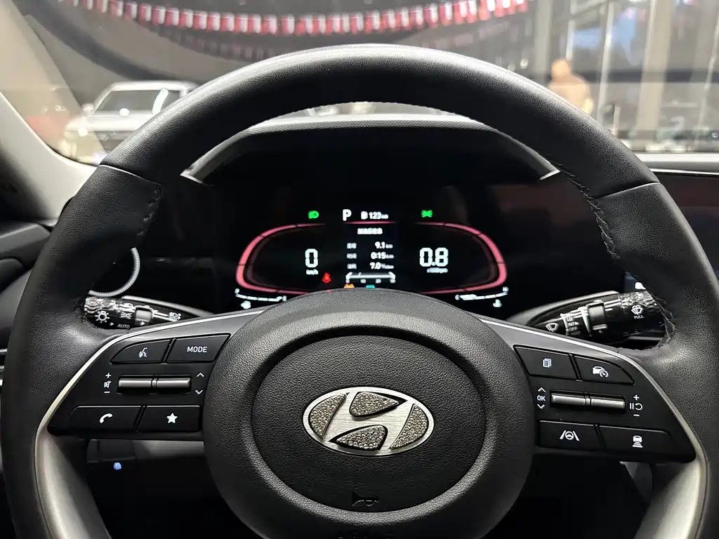 Hyundai Elantra 2023 — фото 17