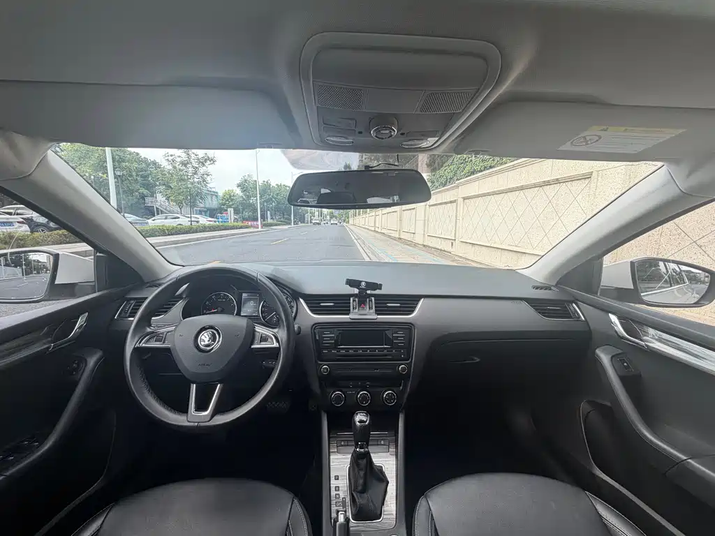 Skoda Octavia 2017 — фото 8