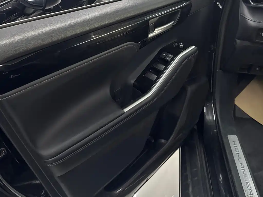 Toyota Highlander 2023 — фото 13