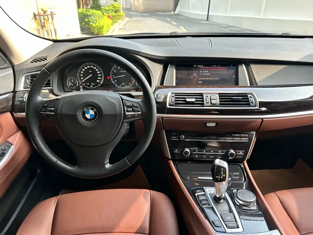 BMW 5 Series GT 2015 — фото 14
