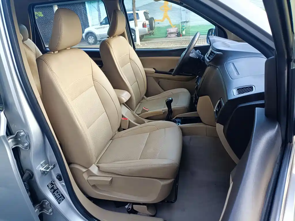 Wuling Hongguang 2015 — фото 33