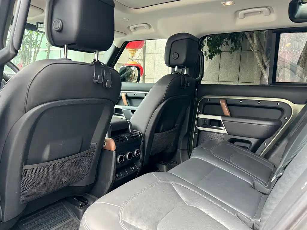 Land Rover Defender 2023 — фото 12