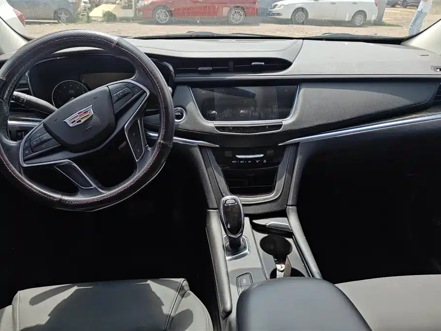 Cadillac XT5 2017 — фото 16