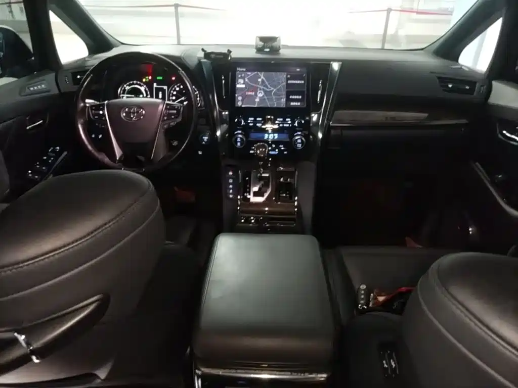 Toyota Vellfire 2022 — фото 10