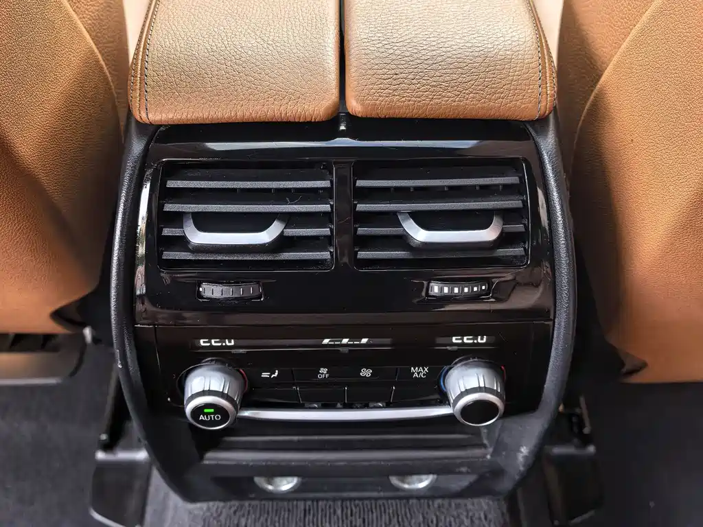 BMW 5 Series 2018 — фото 12