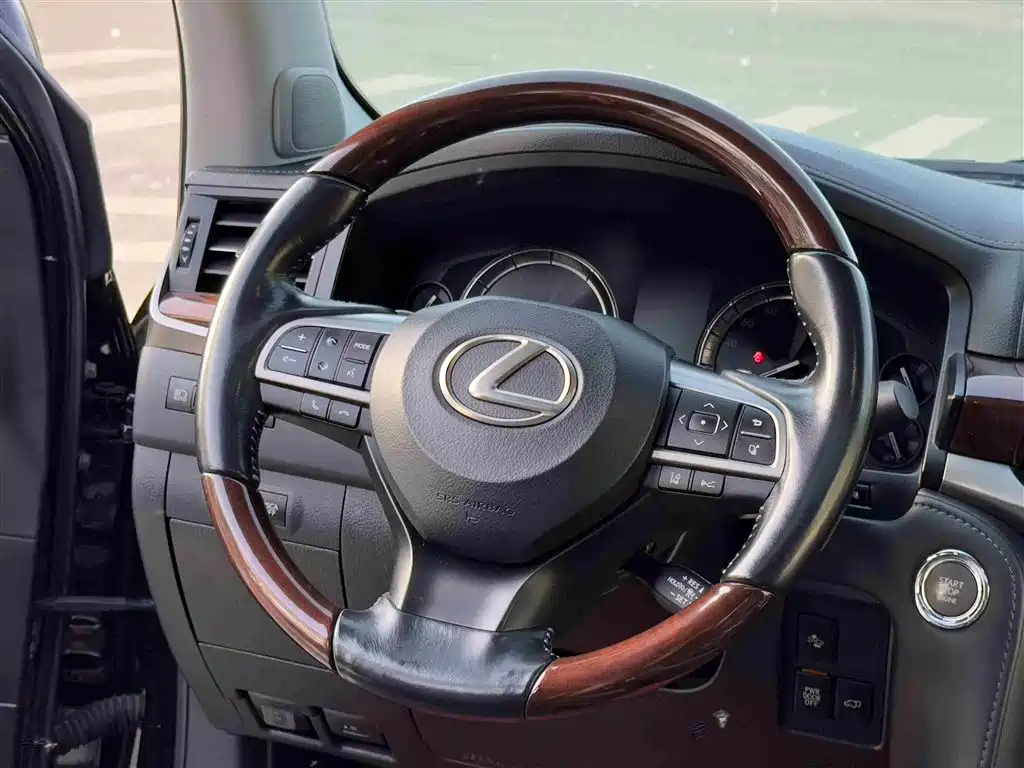 Lexus LX 2017 — фото 13