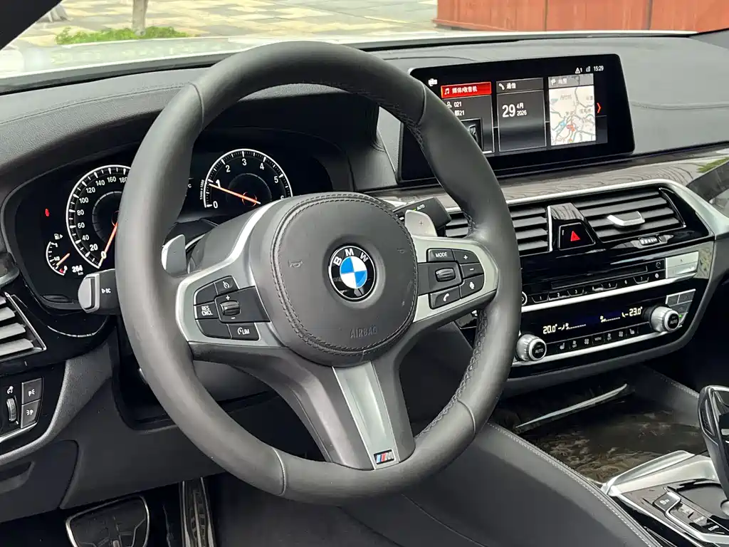 BMW 5 Series 2019 — фото 16