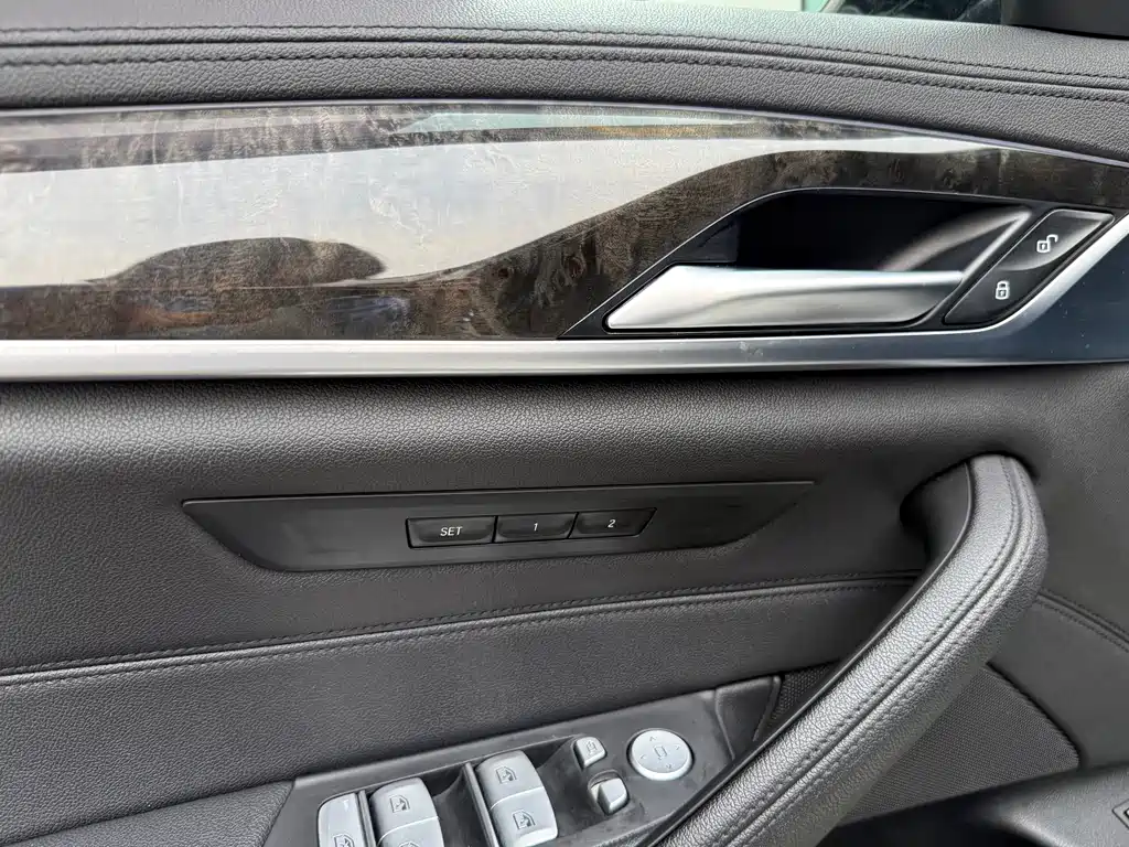 BMW 5 Series 2018 — фото 11