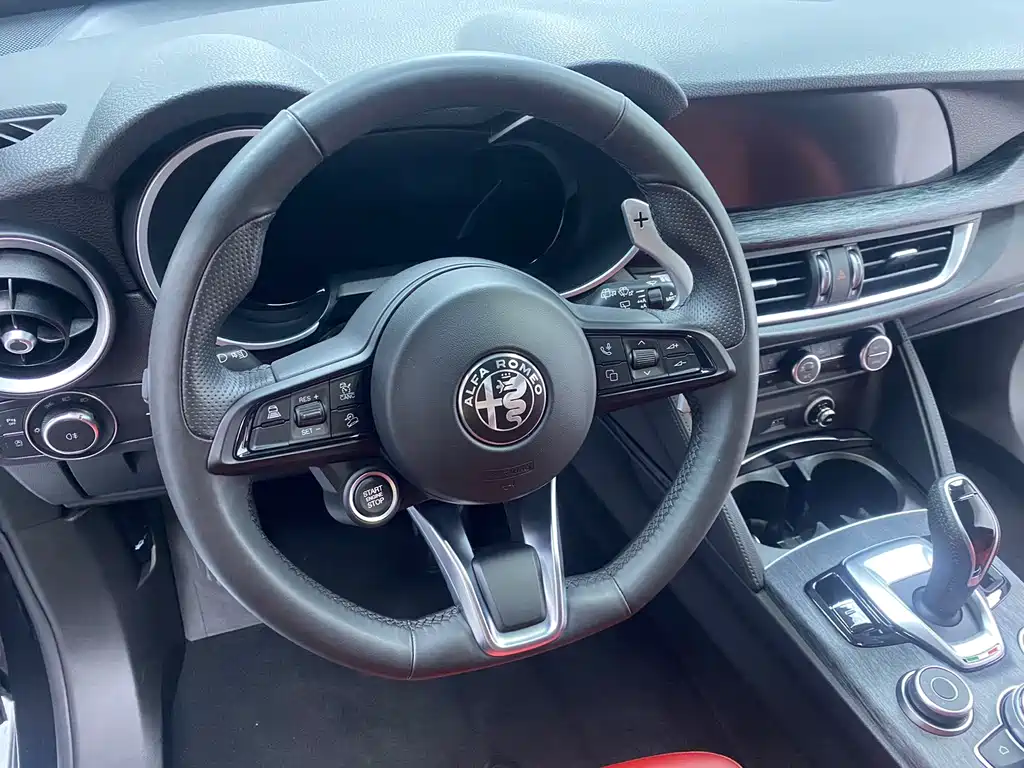 Alfa Romeo Stelvio 2025