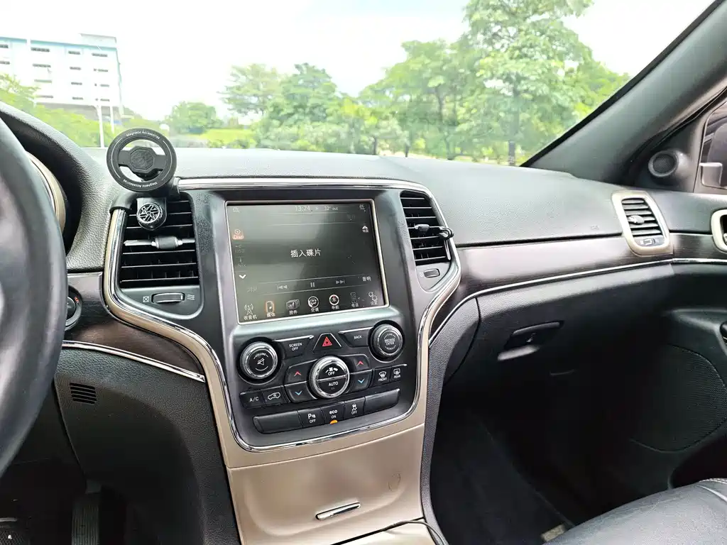 Jeep Grand Cherokee 2014 — фото 10