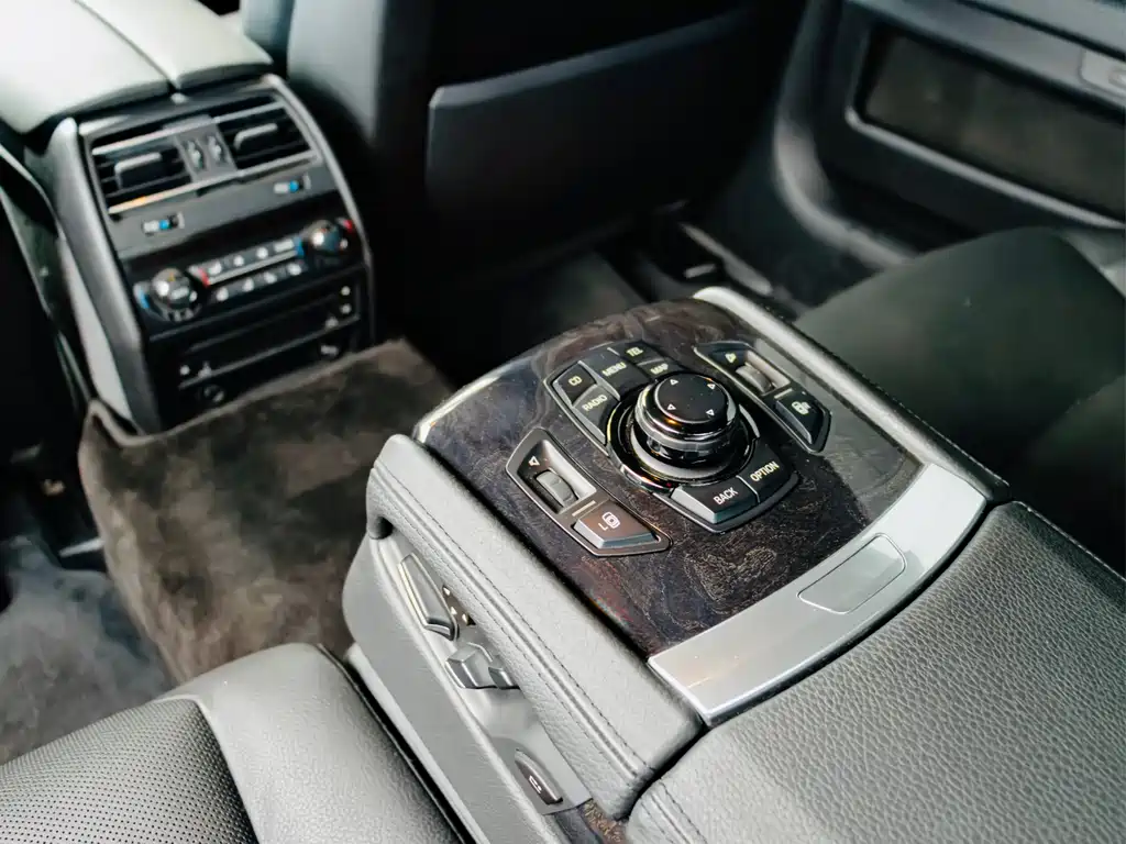 BMW 7 Series 2009 — фото 11