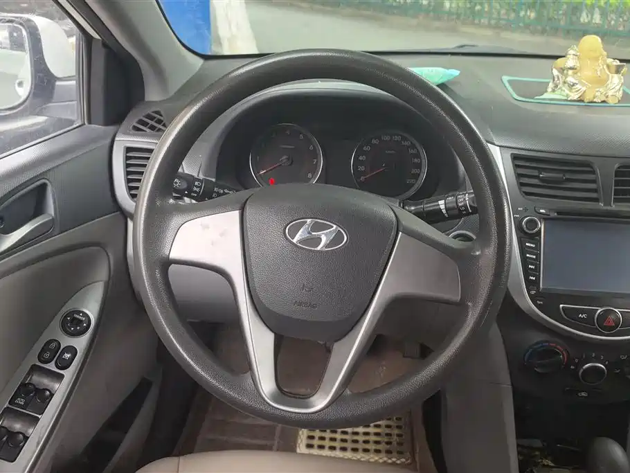 Hyundai Verna 2015 — фото 15