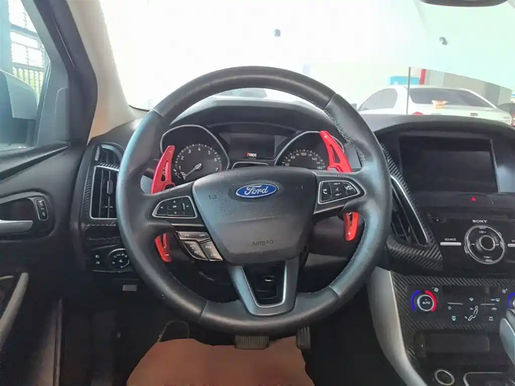 Ford Focus 2016 — фото 11