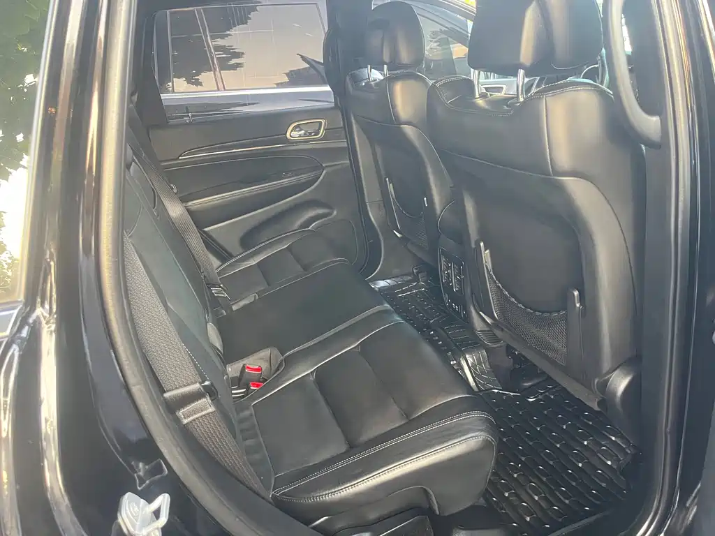 Jeep Grand Cherokee 2018 — фото 25