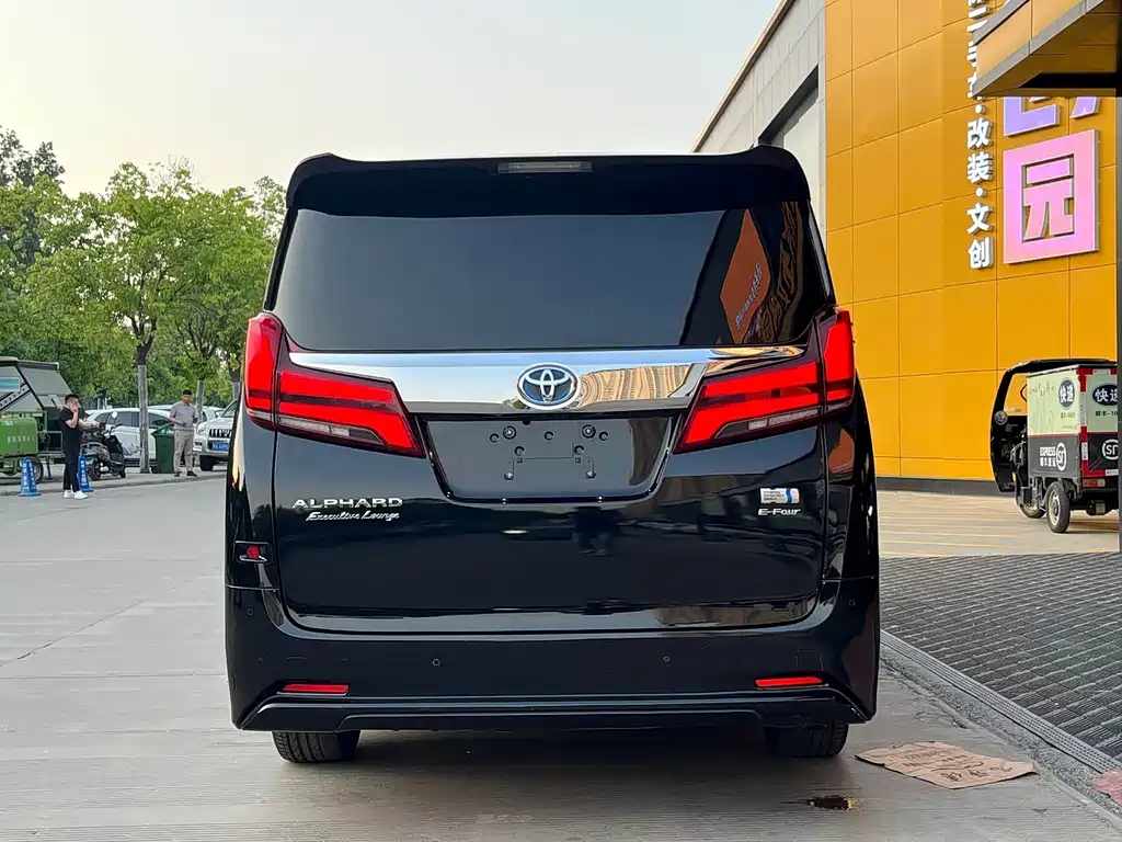 Toyota Alphard 2023 — фото 8