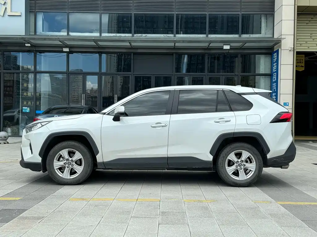 Toyota RAV4 2024 — фото 3