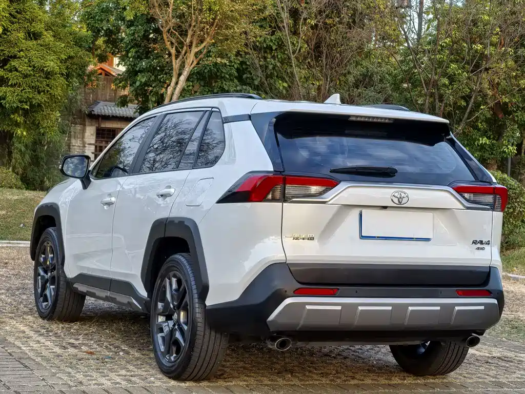 Toyota RAV4 2023 — фото 10