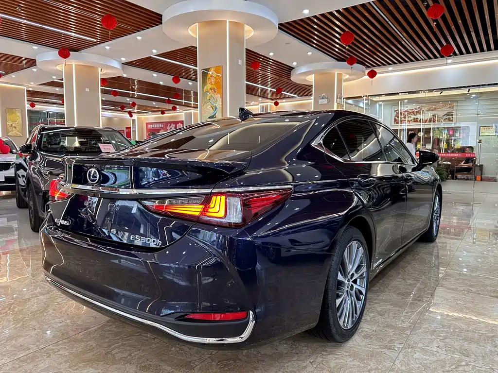 Lexus ES 2019 — фото 4