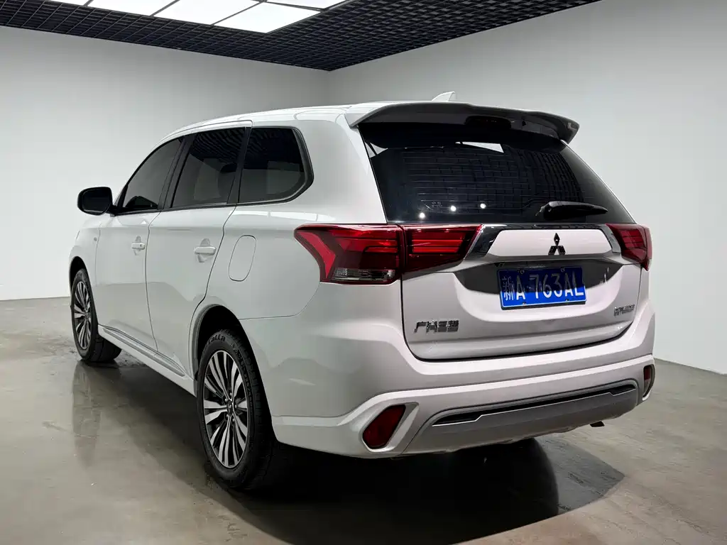 Mitsubishi Outlander 2023 — фото 25