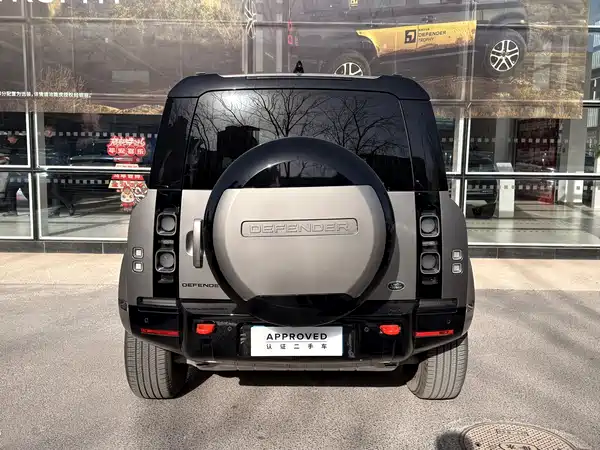 Land Rover Defender 2024