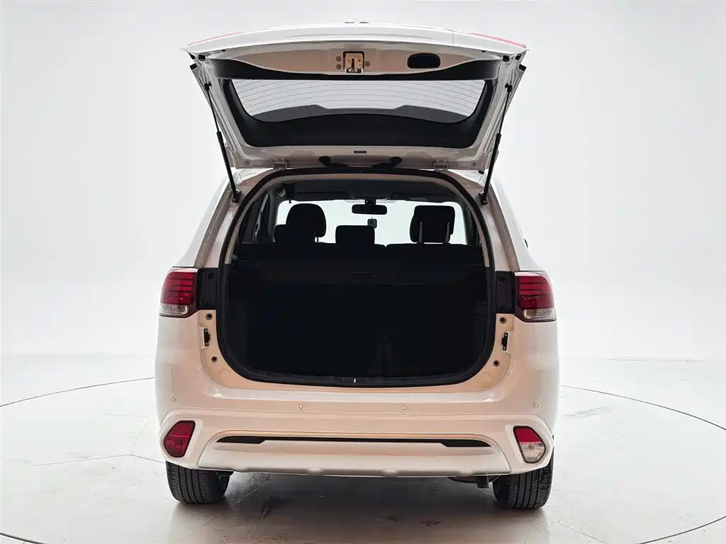 Mitsubishi Outlander 2021 — фото 8