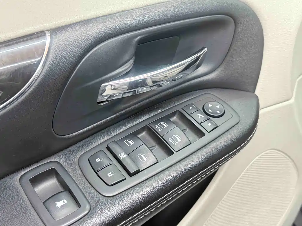 Chrysler Grand Voyager 2015 — фото 16