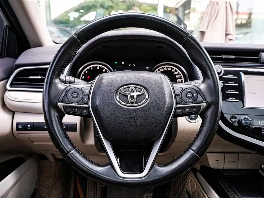 Toyota Camry 2018 — фото 10