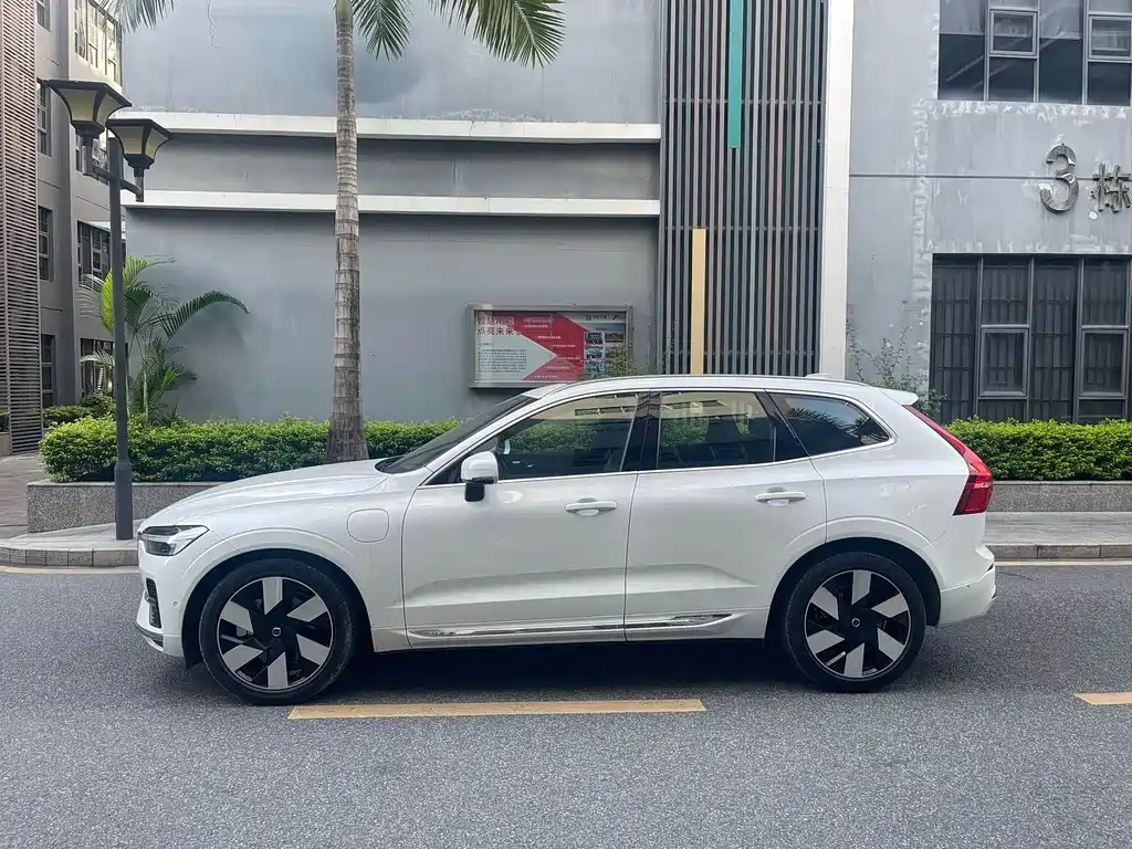 Volvo XC60 PHEV 2025 — фото 9
