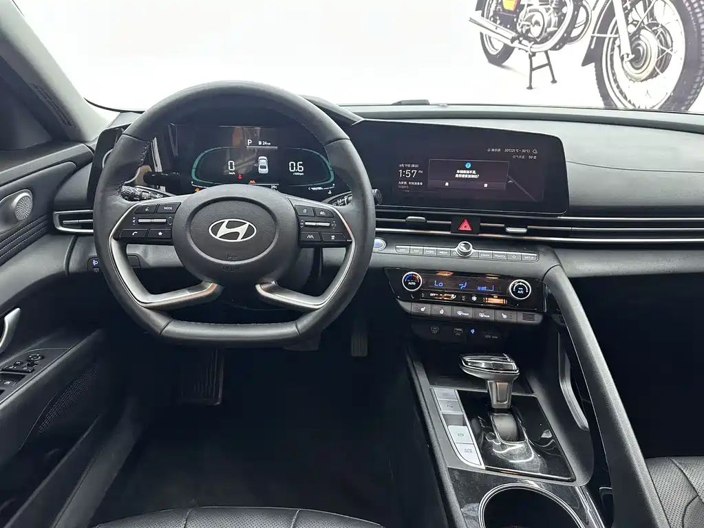 Hyundai Elantra 2023 — фото 14