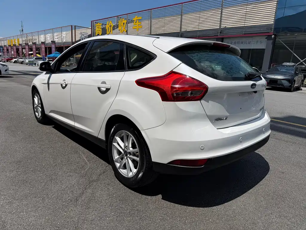 Ford Focus 2015 — фото 8