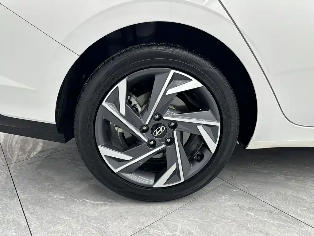 Hyundai Elantra 2023 — фото 20