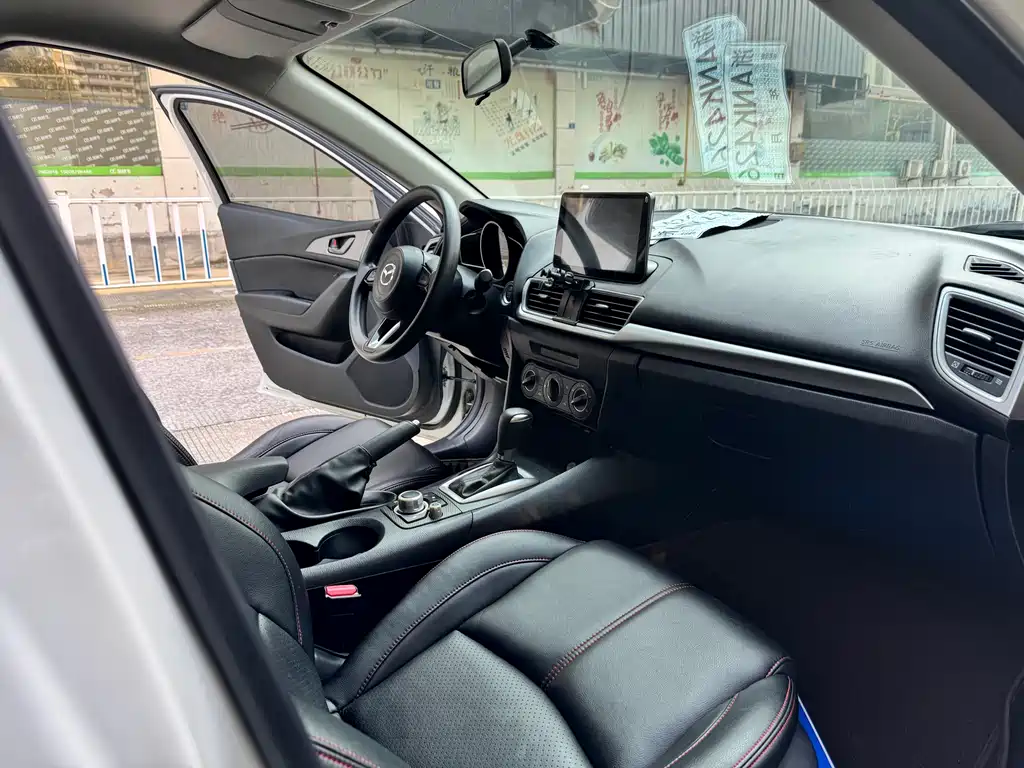 Mazda 3 Axela 2019 — фото 11
