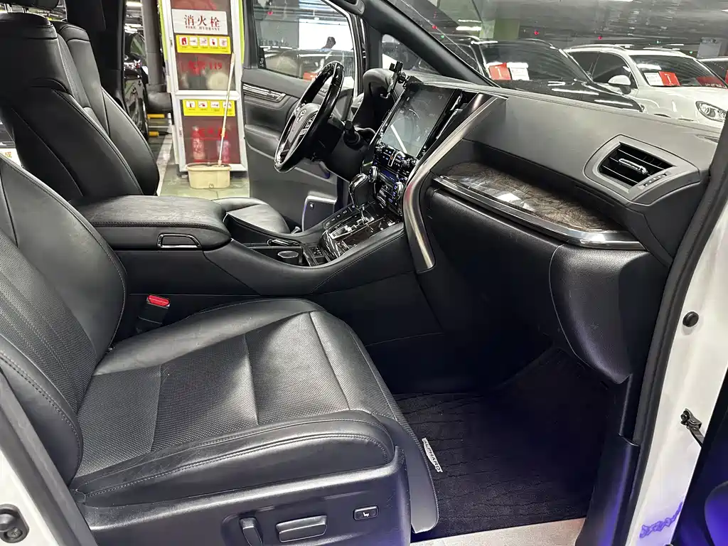 Toyota Alphard 2021 — фото 17