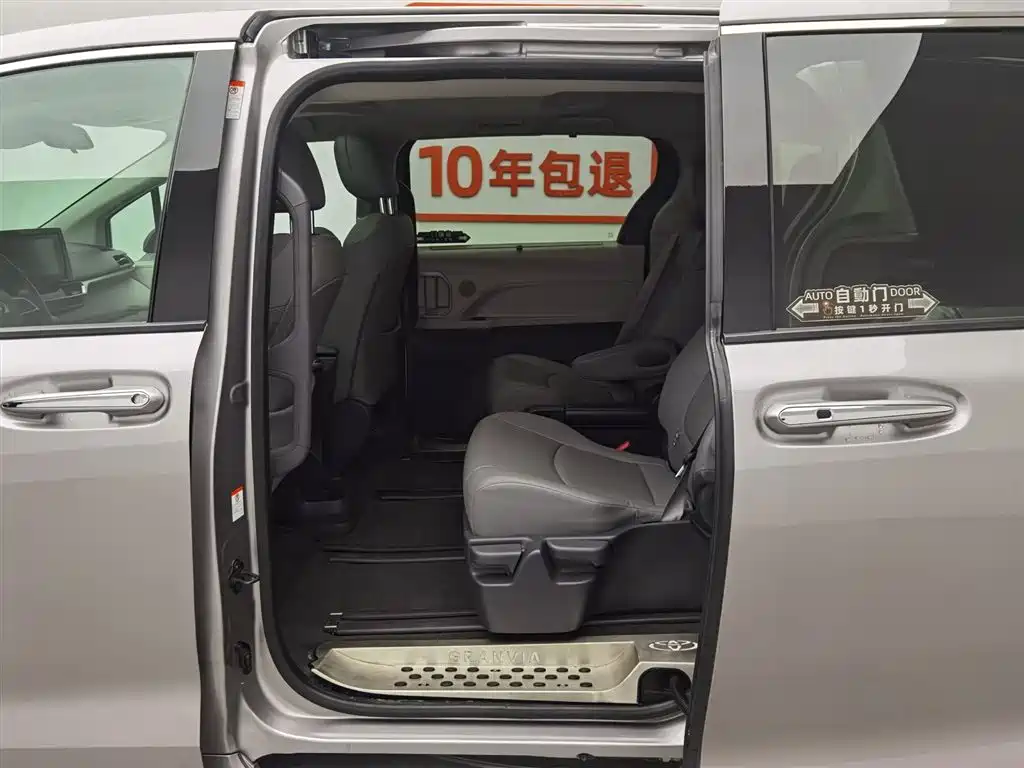 Toyota Granvia 2023 — фото 15