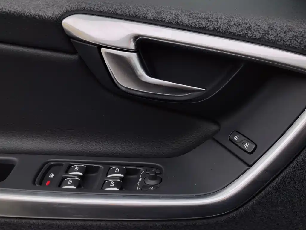 Volvo XC60 2017 — фото 19