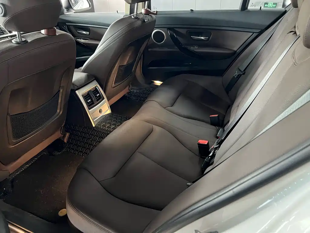 BMW 3 Series 2019 — фото 15