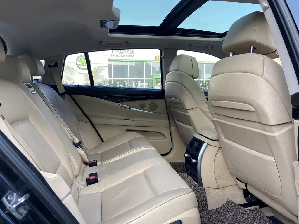 BMW 5 Series GT 2011 — фото 16