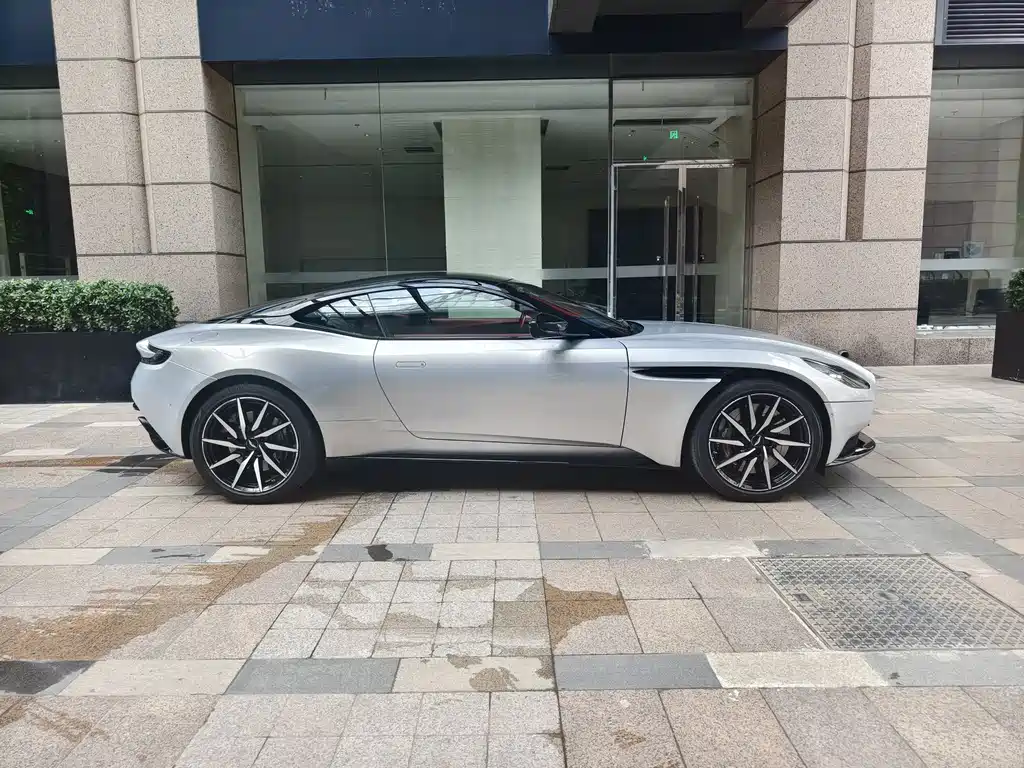 Aston Martin DB11 2022 — фото 2