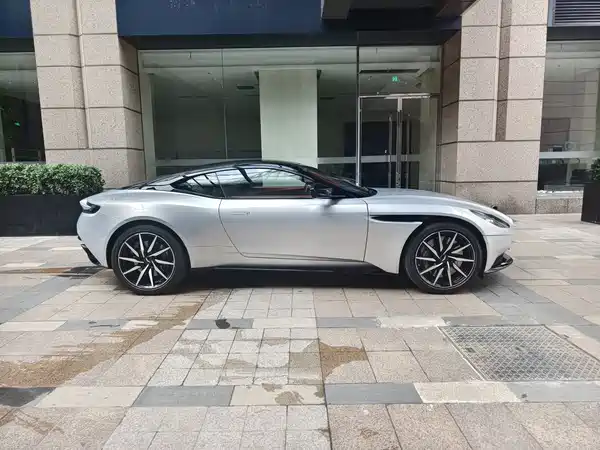 Aston Martin DB11 2022