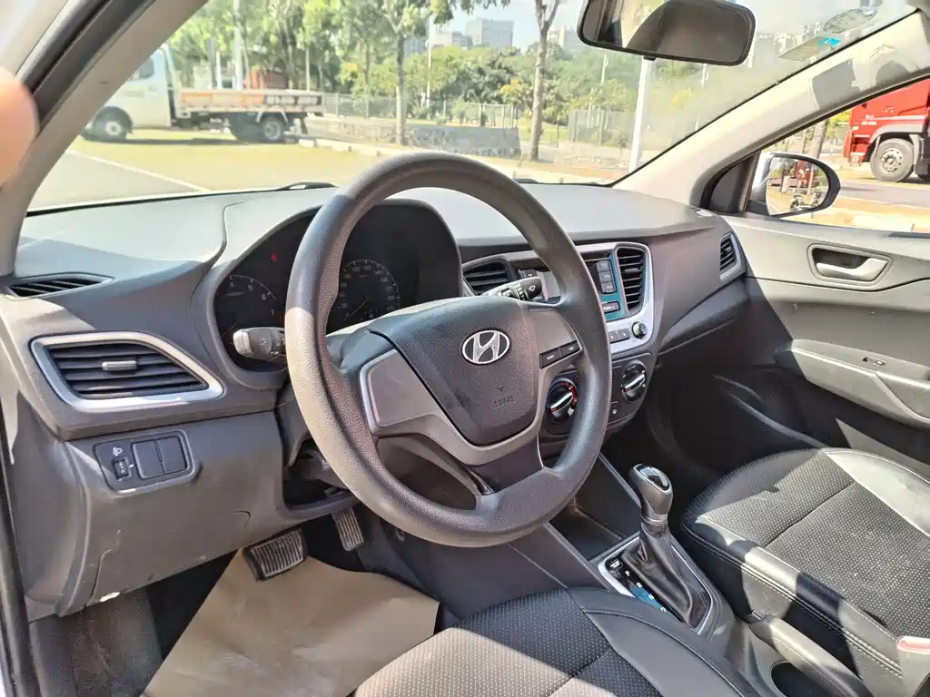 Hyundai Verna 2017 — фото 15