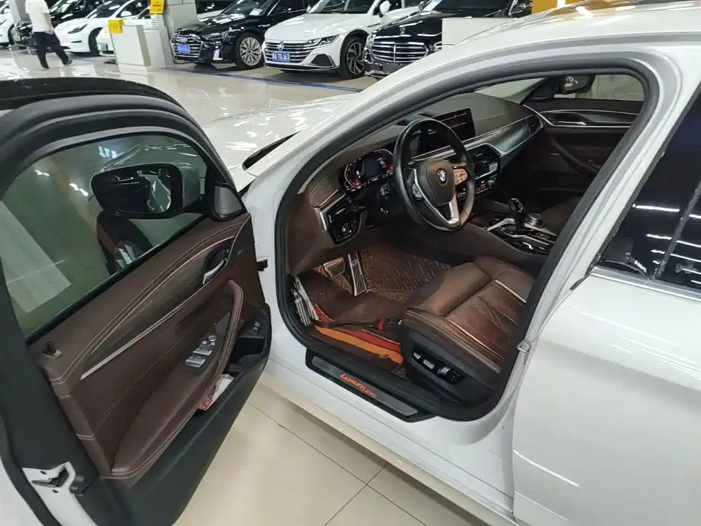 BMW 5 Series 2020 — фото 16