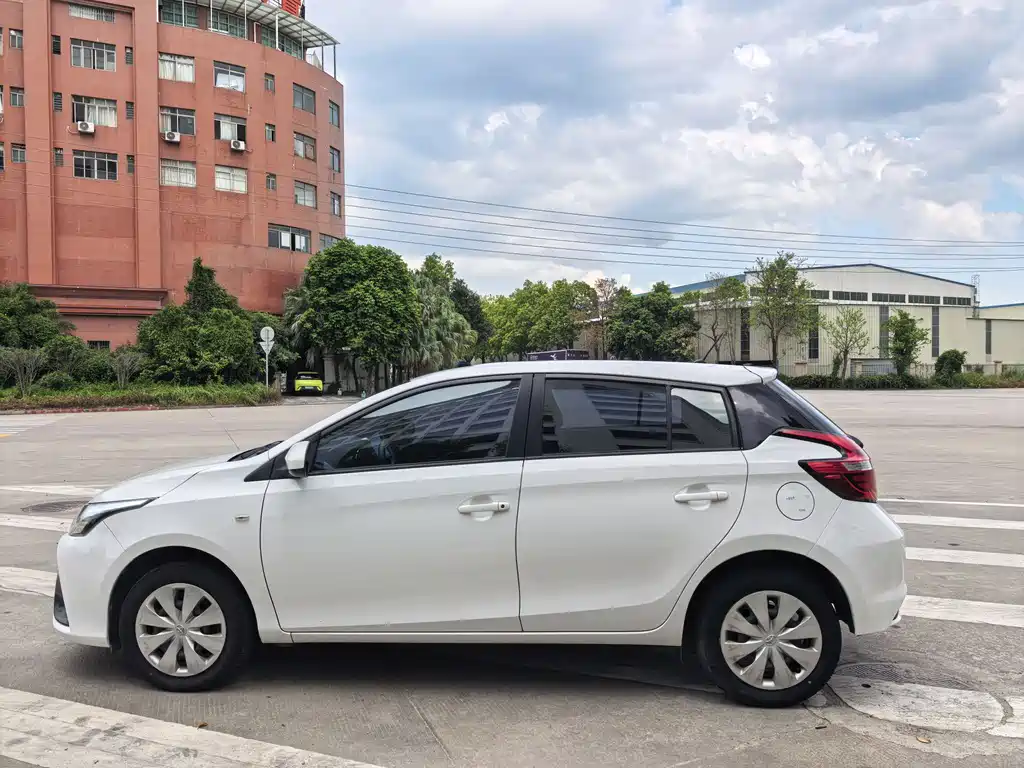 Toyota Yaris L 2017 — фото 8