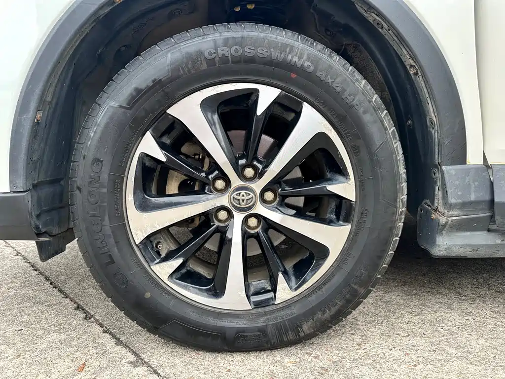 Toyota RAV4 2017 — фото 18