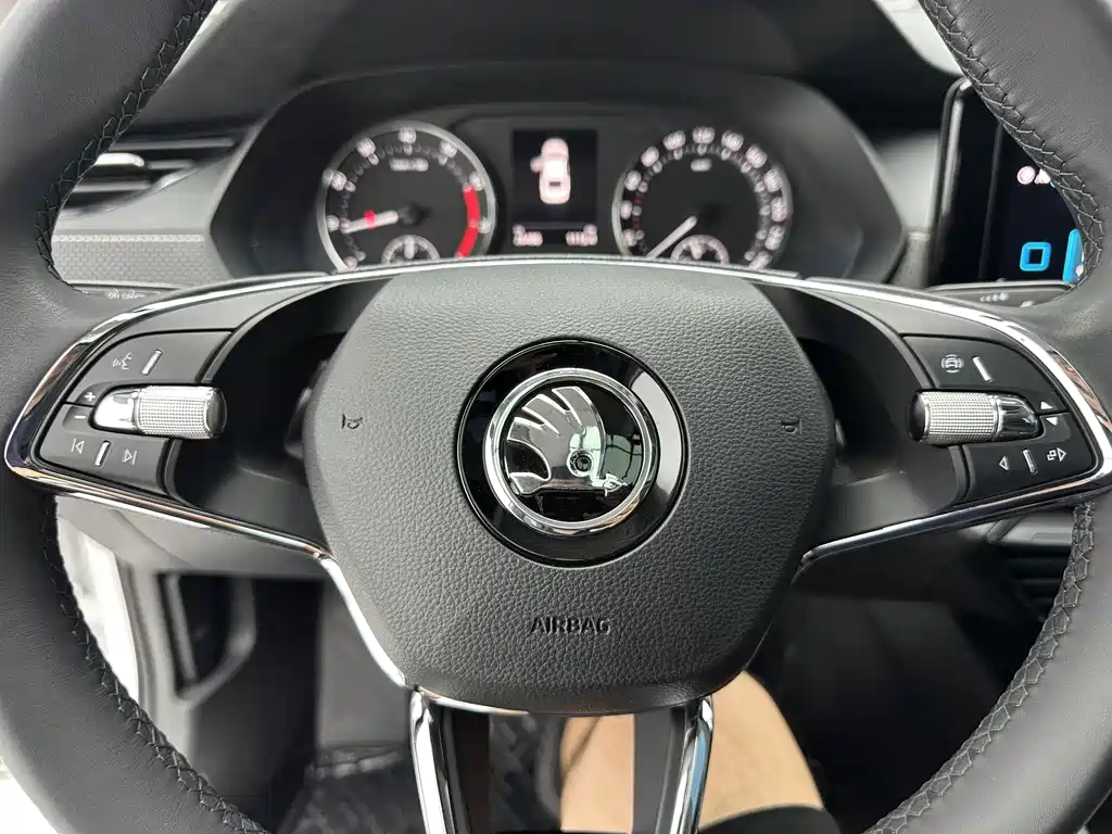 Skoda Octavia 2023 — фото 15