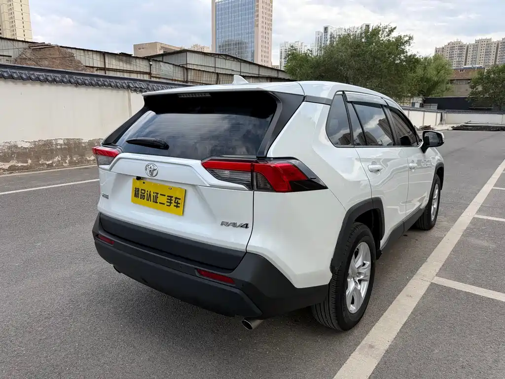 Toyota RAV4 2023 — фото 15