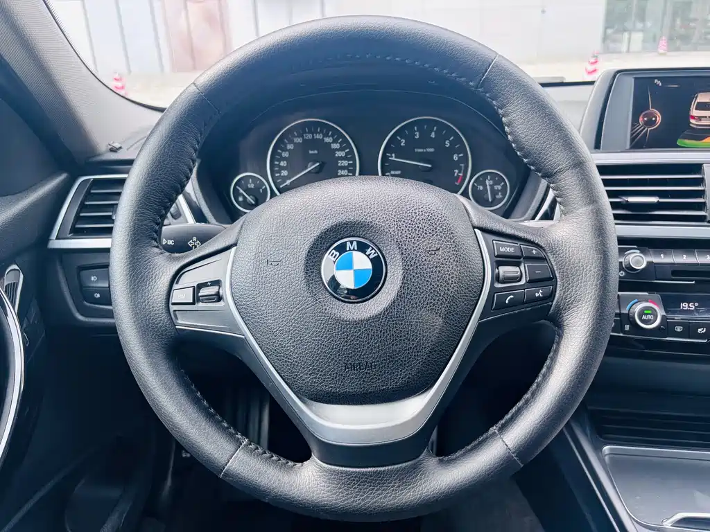 BMW 3 Series 2017 — фото 15