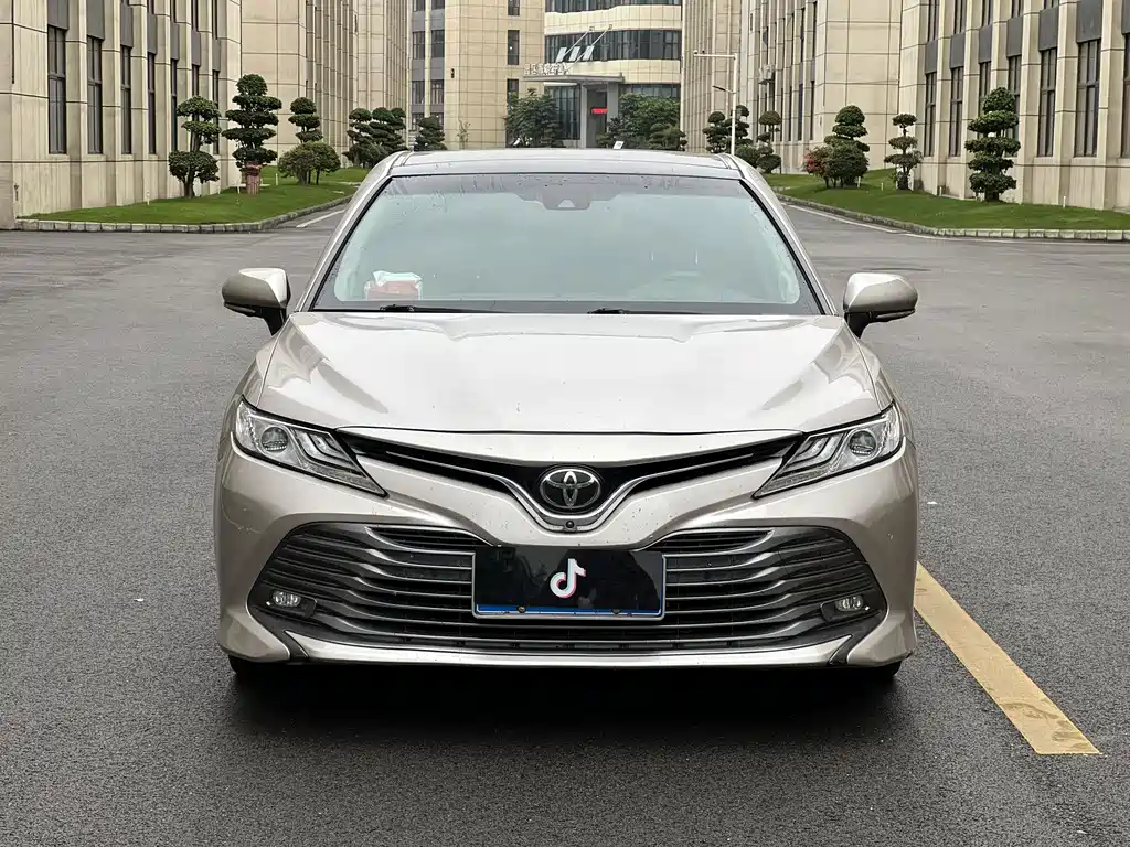 Toyota Camry 2018 — фото 2