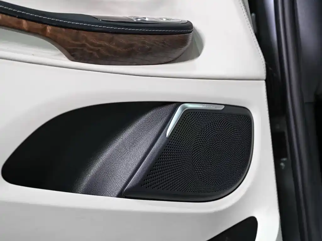 Mercedes-Benz V-Class 2020 — фото 20
