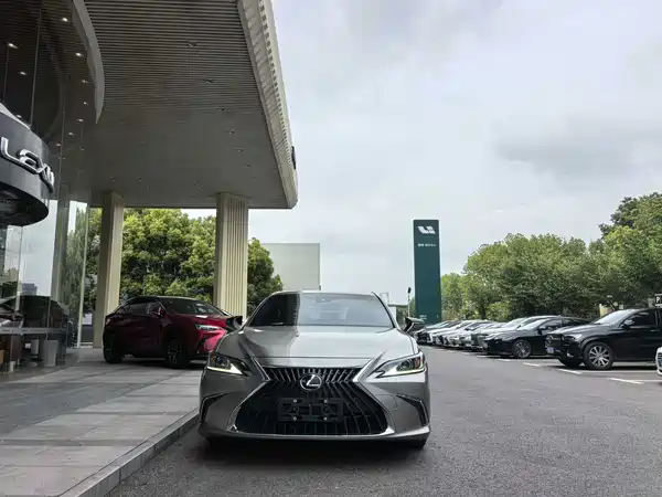 Lexus ES 2024