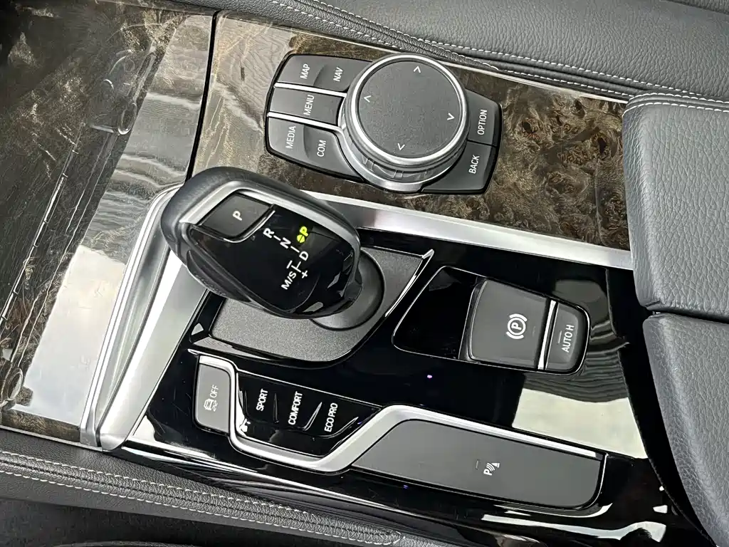 BMW 5 Series 2019 — фото 17